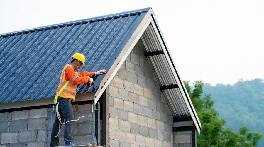 Professional gutter cleaning in Delta, IA